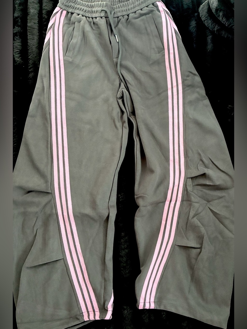 NWT Women’s Grey and Pink Striped Barrel Sweatpants Size M